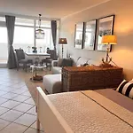 - Haus F, App 0f1202 *